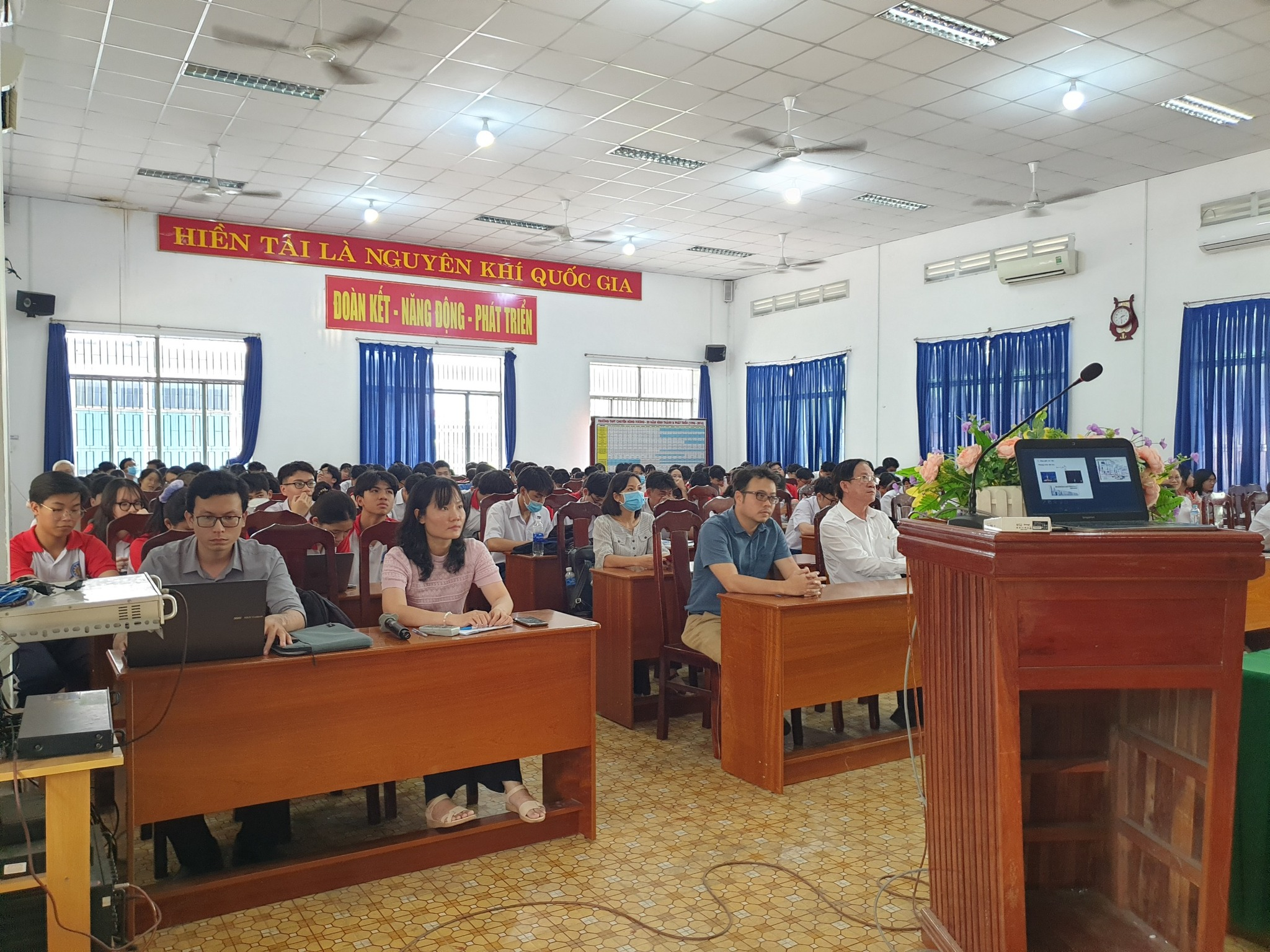 Bài giảng “Khoa Học, Công nghệ Không gian và các ứng dụng” cho học sinh trường chuyên Hùng Vương (Bình Dương)