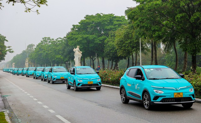 Taxi điện lăn bánh – cơ hội việc làm cho sinh viên