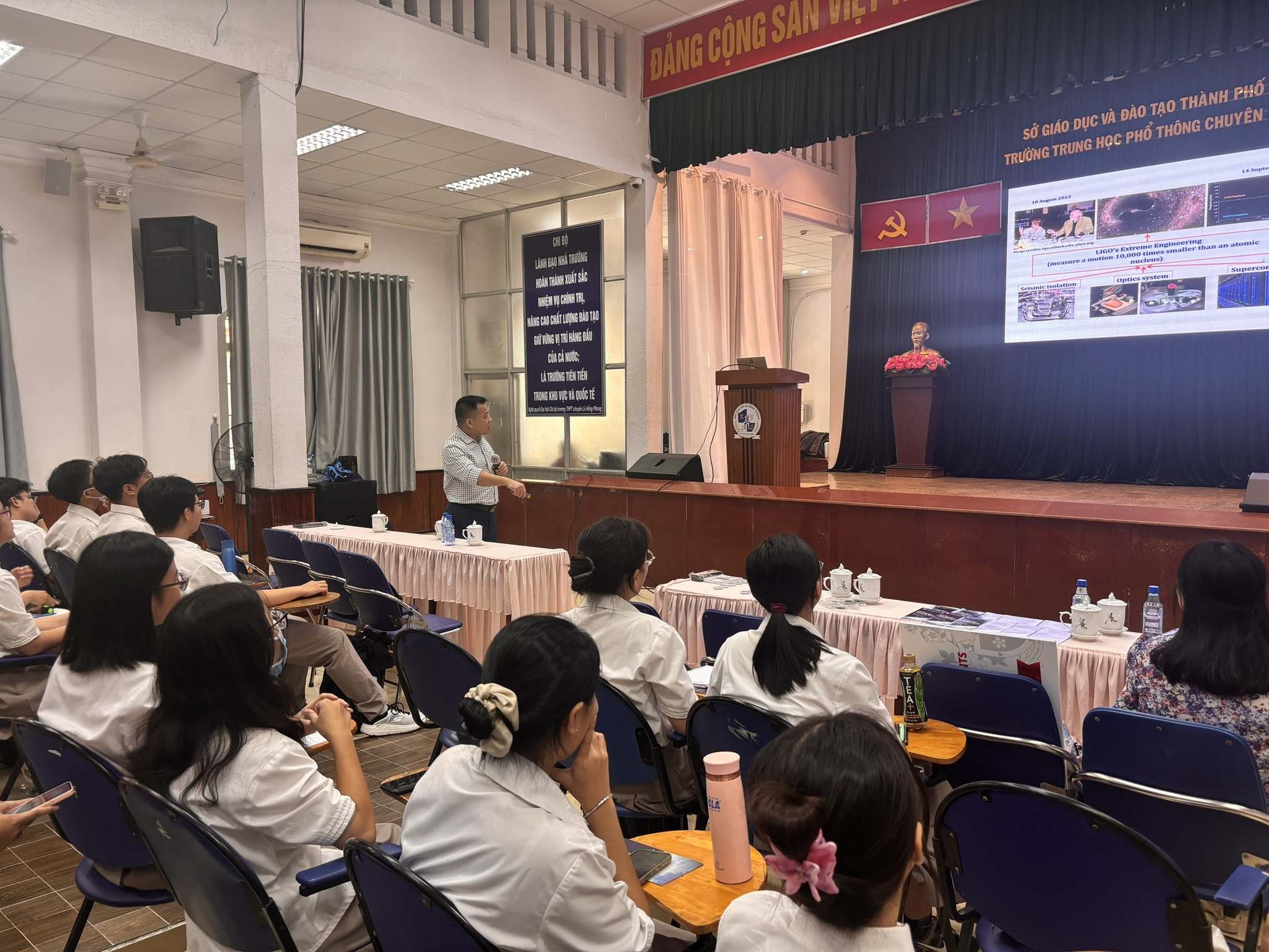 CHUỖI BÀI GIẢNG “KHOA HỌC, CÔNG NGHỆ KHÔNG GIAN VÀ CÁC ỨNG DỤNG” ĐẾN VỚI HỌC SINH CHUYÊN LÝ TRƯỜNG THPT CHUYÊN LÊ HỒNG PHONG